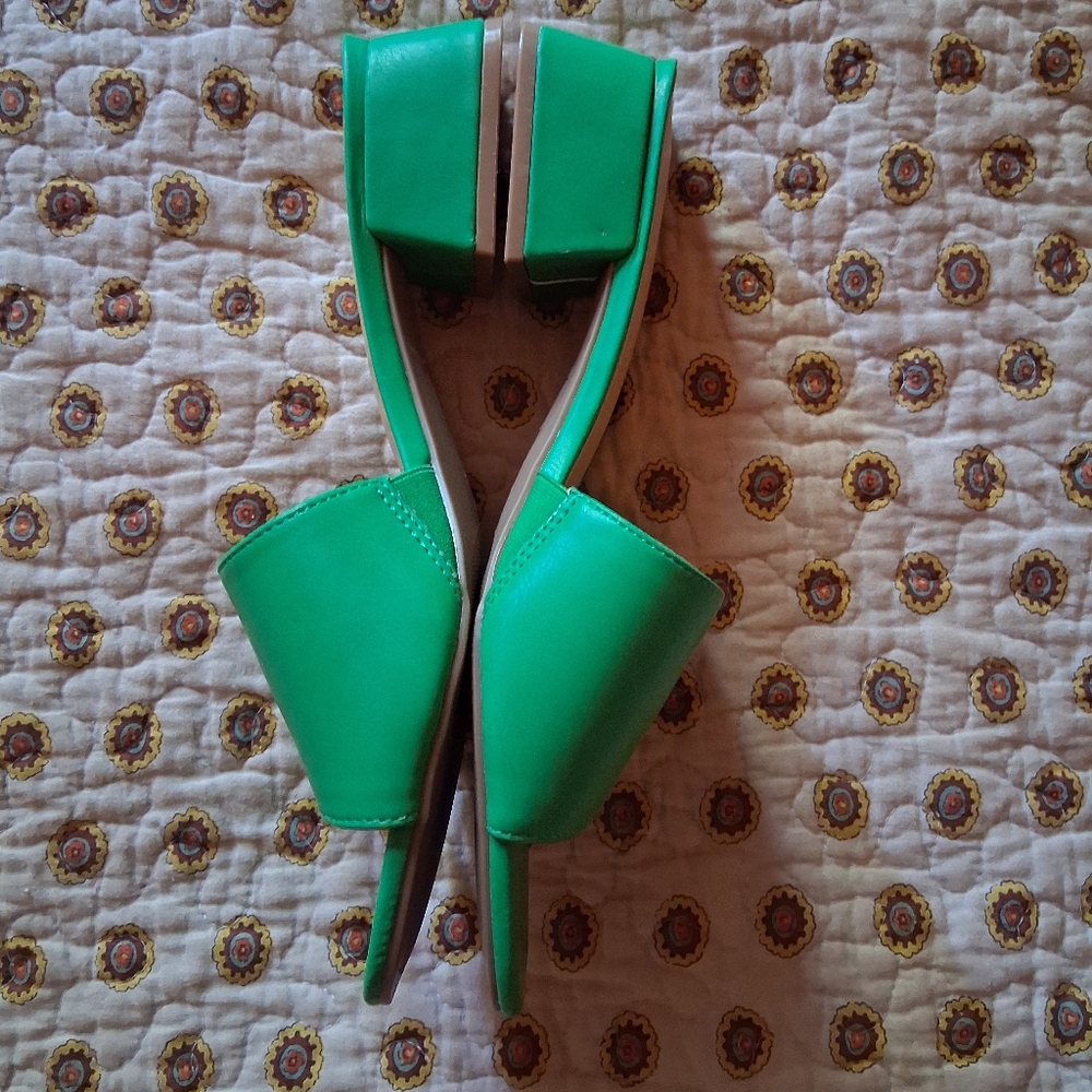 Kelly Green Sandals - Picture 2 of 4